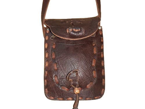 Längliche Tasche mit Kordel und Kugel kombiniert